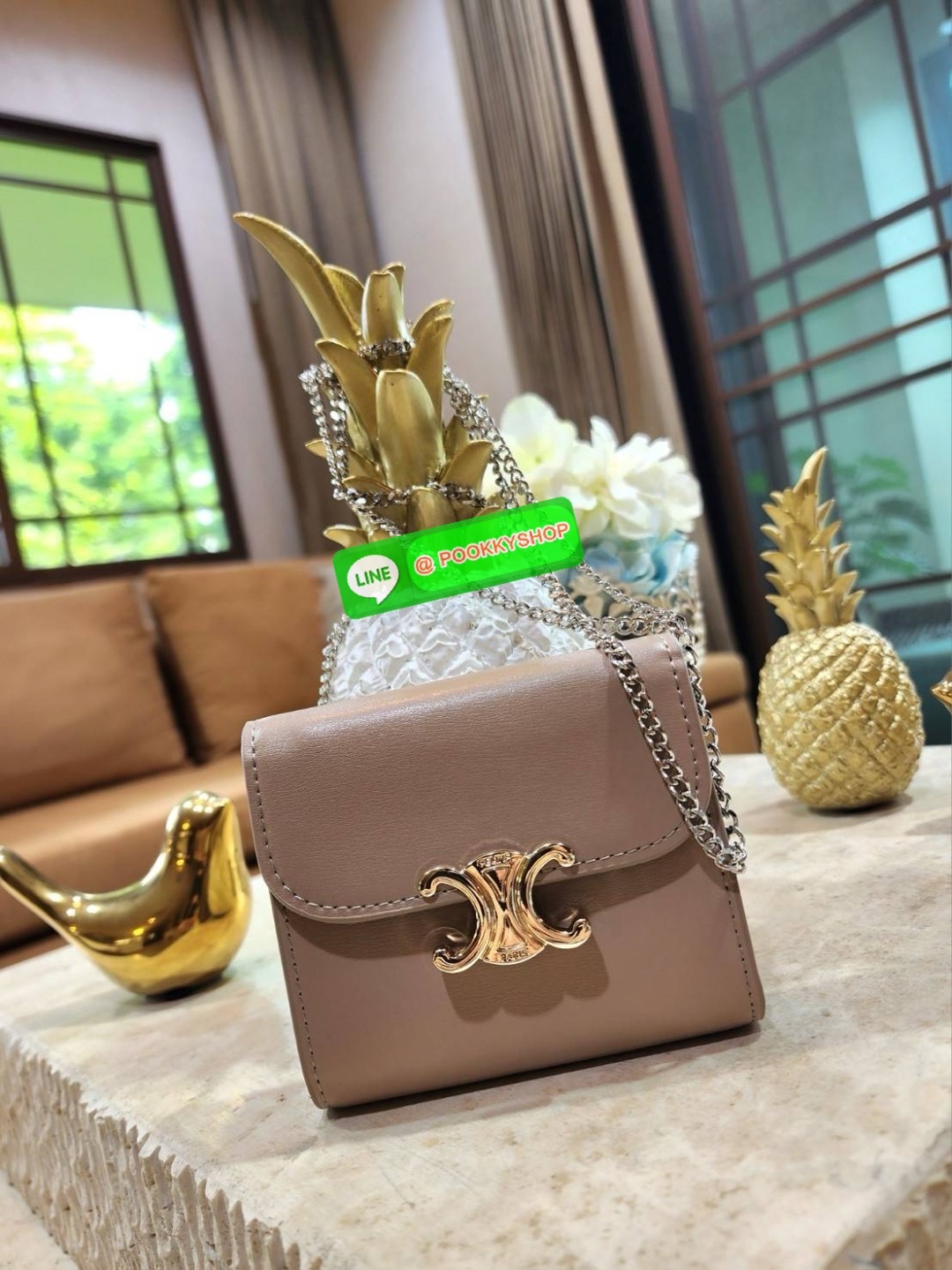 ✴️Don't Miss!✴️CELINE SHORT WALLET VIP GIFT WITH PURCHASE (GWP) กระเป๋าพรีเมี่ยมกิ๊ฟ Limited จาก CELINE HAUTE PARFUME DUTYFREE COUNTER หนังเรียบสวยอยู่ทรงมีโลโก้ด้านหน้าเปิดปิดด้วยฝาพับกระดุม ภายในมีช่องแบ่งหลายช่อง มีช่องใส่บัตรหลายช่อ