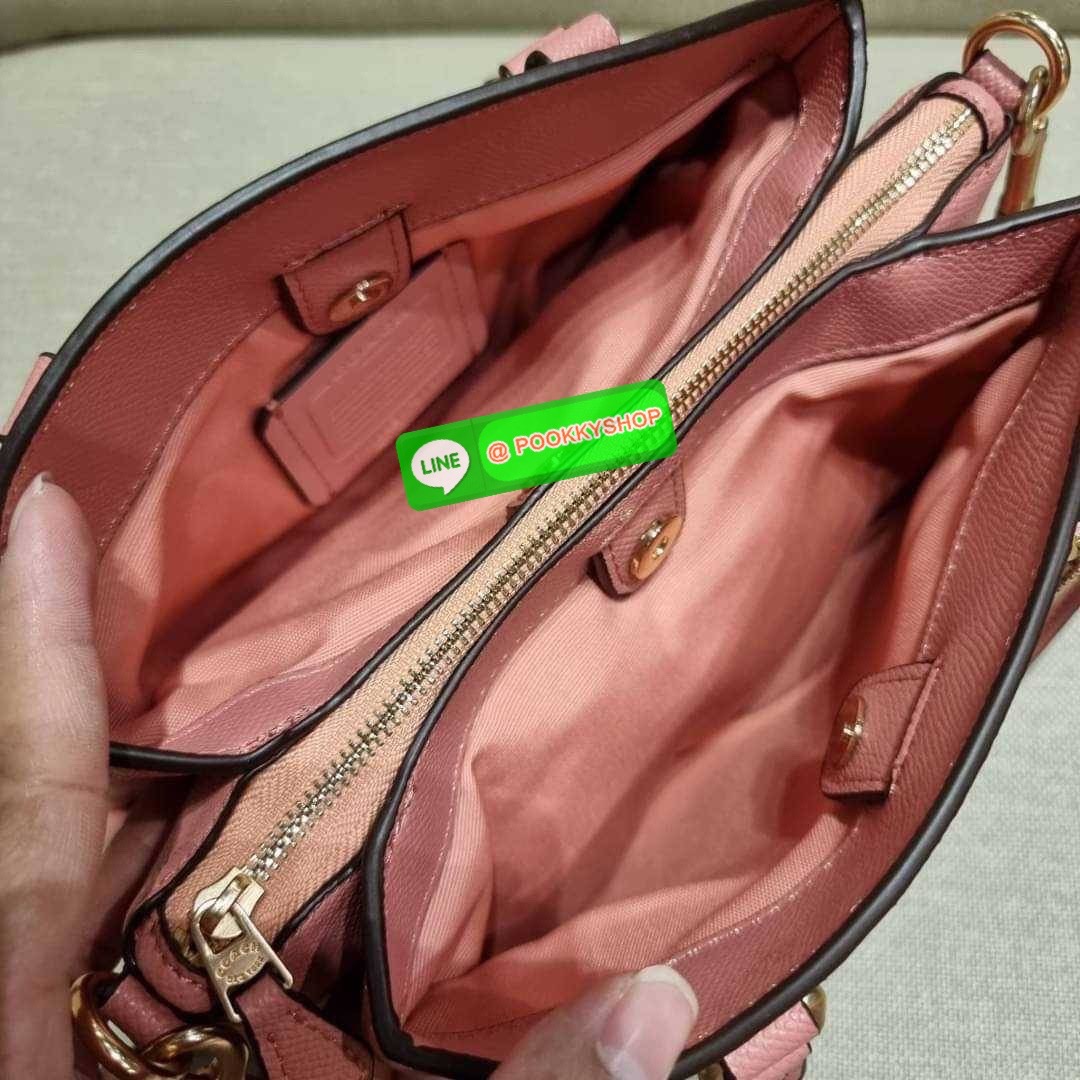 COACH F29434 MINI SAGE CARRYALL IN SIGNATURE CANVAS รุ่นยอดฮิต!! ที่สุดของกระเป๋าสะพายขายดี ต้องทรงถังมินิรุ่นนี้ วัสดุหนังแคนวาสเคลือบลาย สวย คลาสสิค มาพร้อมสายสะพายข้างและหูหิ้วในตัว ถอดออกถือคล้องแขนเก๋ๆ หรูๆยังได้ ภายในเป็นช่องโล่ง แบ่งสัดส่วนอย่างดี