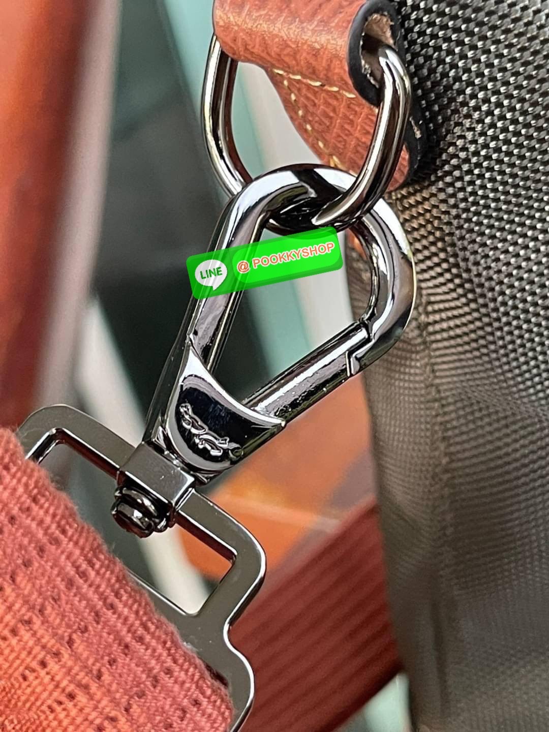 LONGCHAMP BOXFORD TRAVEL BAG M กระเป๋าเดินทางขนาดกลาง มาพร้อมสายสะพายที่สามารถถอดได้ ให้คุณเลือกสะพายไหล่หรือถือได้ มีซิปรูดเปิดปิดกระเป๋าที่ให้คุณมั่นใจได้ว่าคุณจัดเก็บไอเท็มของคุณได้อย่างมิดชิด บ็อคฟอร์ด (BOXFORD) สะท้อนความเป็นเอกลักษณ์ของแบรนด์ที่เปี่