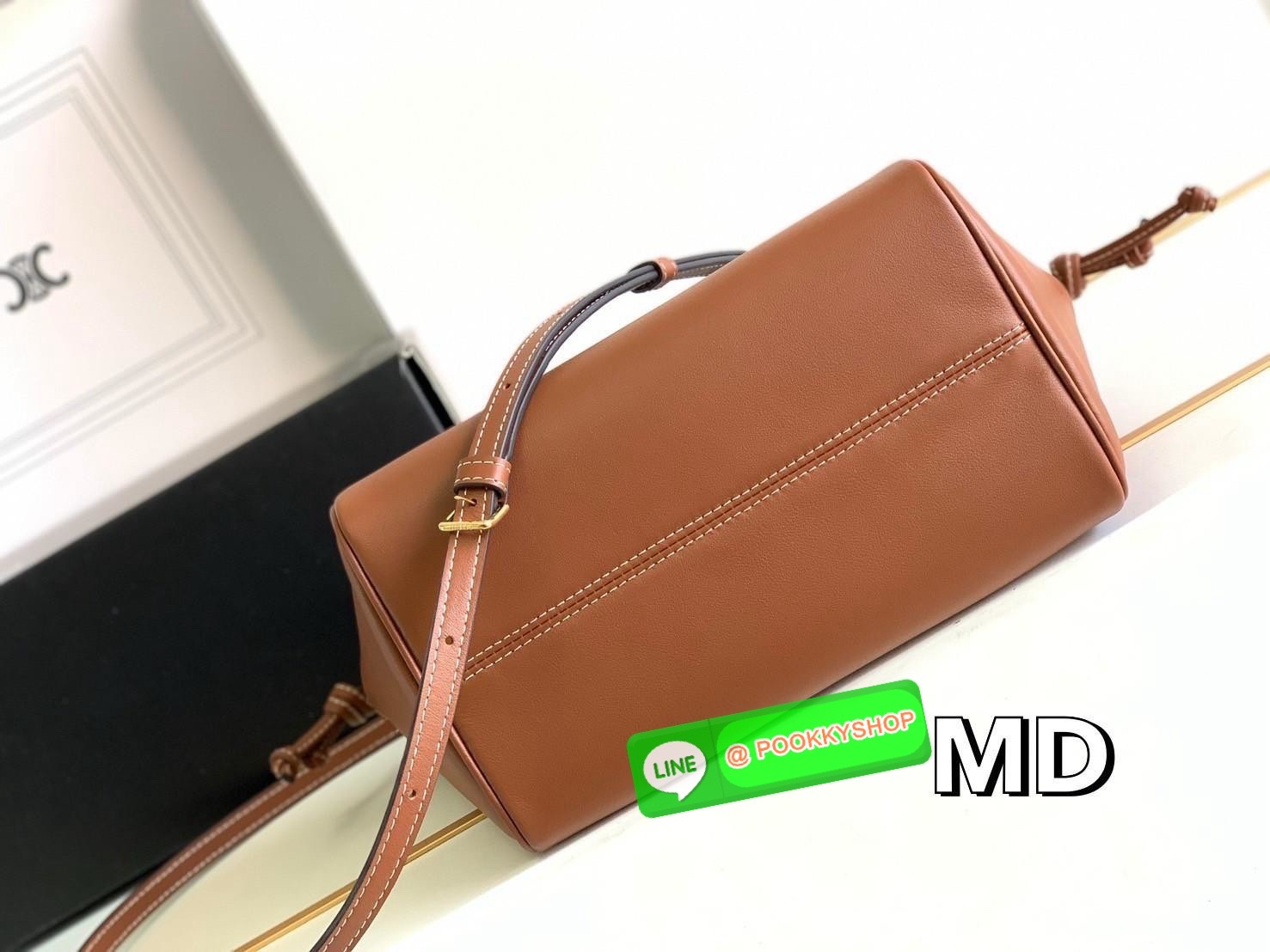 CELINE Small Cabas Drawstring Cuir Triomphe / CELINE TOTE BAG กระเป๋าทรงโท้ทน่ารักน่าใช้ ตัวกระเป๋าหนังนุ่มมาก ปากกระเป๋าเป็นหูรูดดึงปรับทรงได้สองแบบสองสไตล์ ด้านในเปิดปิดด้วยกระดุม ภายในโล่งกว้างจุของได้คุ้มๆ มาพร้อมสายสะพายยาวถอดและปรับได้ แมทช์กับเสื้อ