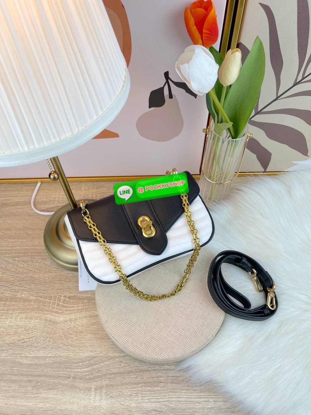 Charles & Keith Aubrielle Chain-Handle Panelled Crossbody Bag กระเป๋าสะพายข้างดีไซน์คลาสสิกขนาดกำลังพอเหมาะ ตัวกระเป๋าทำtextureลายนูนที่ด้านหน้าเพิ่มความโดดเด่น มาพร้อมสายสะพายโซ่สีทองหรูหราแบบคล้องแขน/คล้องไหล่และยังมีสายหนังสะพายยาวแบบปรับและถอดสายได้ ต