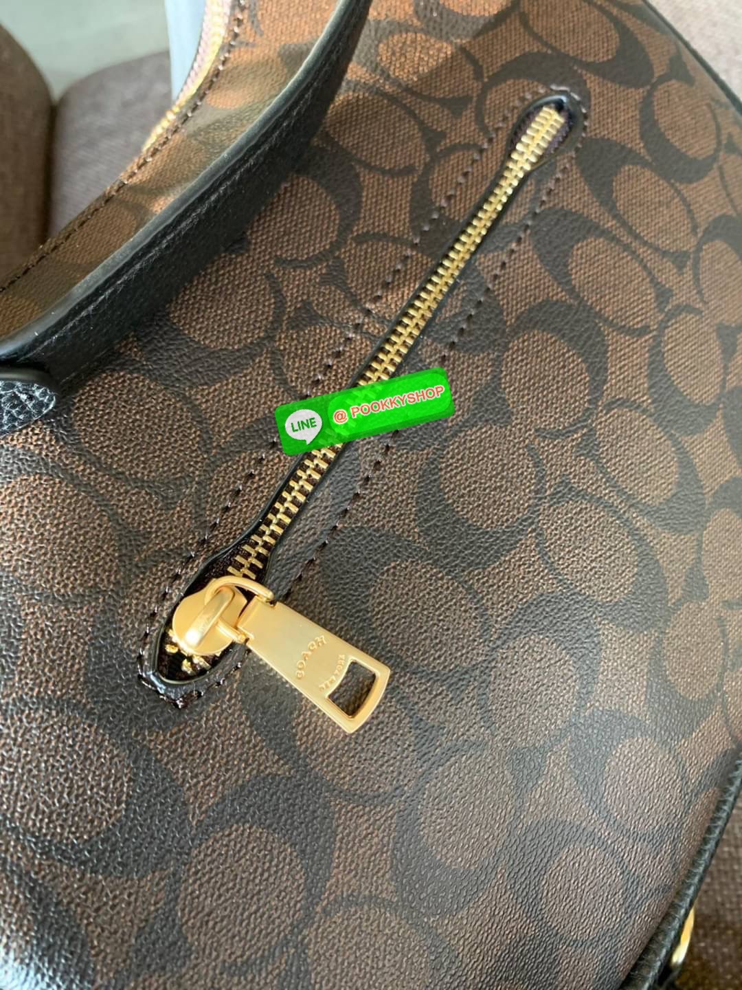 COACH JULES HOBO BAG ((C9189//9190)) 🌍พร้อมส่งที่ไทย! ต้องบอกก่อนว่าหนังรุ่นนี้อย่างดี นิ่มมากๆ สัมผัสแล้วรู้สึกละมุน กับกระเป๋าใบใหญ่ ทรงสวย เปิดปิดกระเป๋าแบบซิปมีหนังห้อยเพิ่มความเก๋ตรงหัวซิปค่ะ ภายในกระเป๋ากว้างมาก ใส่สัมภาระได้ครบครัน หายห่วงเ