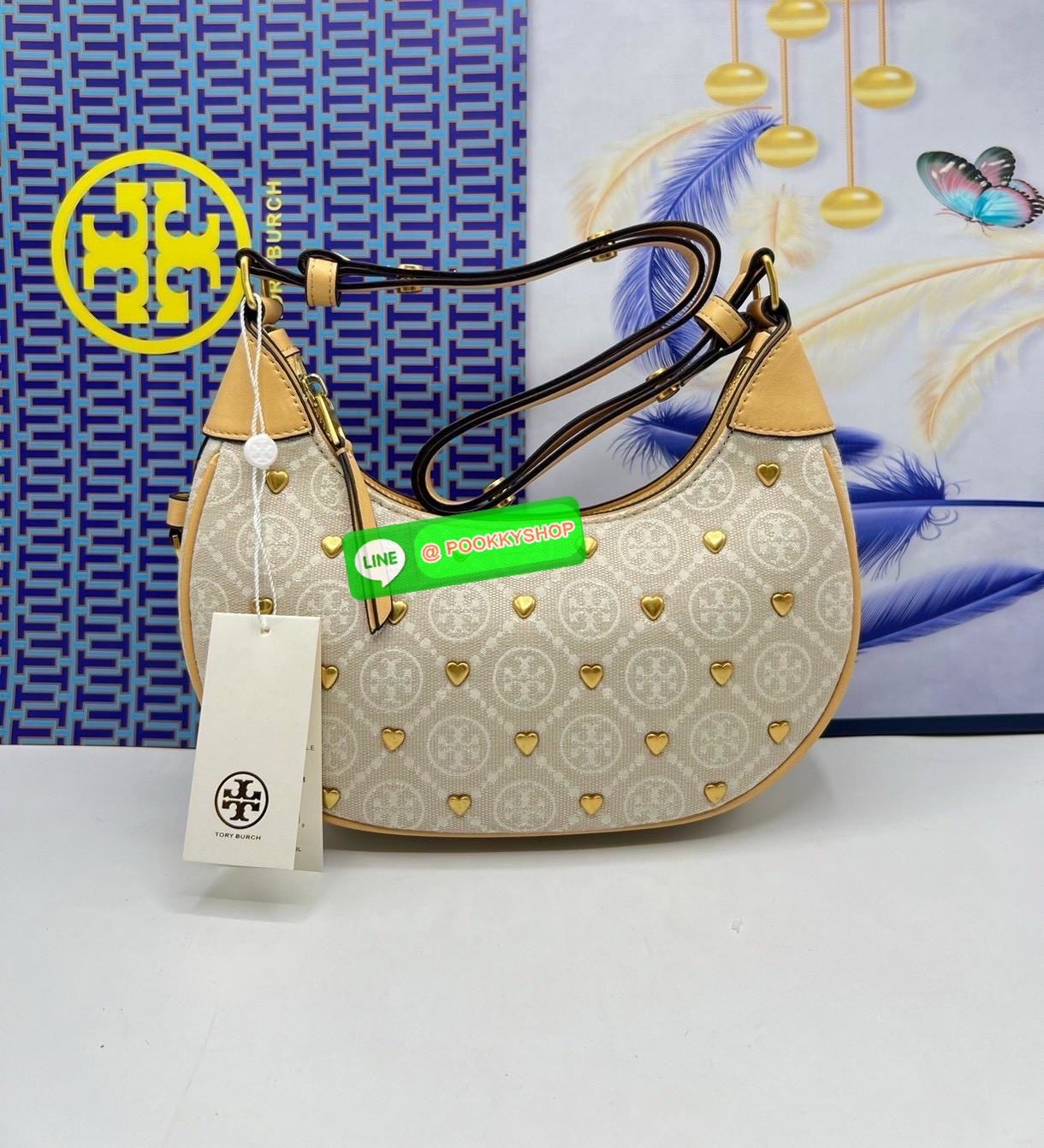 Tory Burch Monogram with Heart Bag คอลเลคชั่นร้อนแรงแห่งปี คอลเลคชั่นทีบ่งบอกสไตล์ที่ทันสมัยทรงครึ่งวงปักลายหัวใจบนกระเป๋าสุดน่ารัก โด่ดเด่น วัสดุผ้าแจคการ์ดตัดหนังแท้ เปิดปิดด้วยซิป