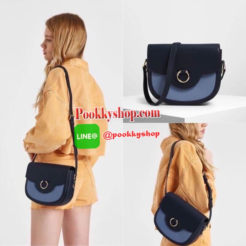New arrival! 2019 CHARLES & KEITH RING BUCKLE SADDLE CROSSBODY BAG รุ่ยใหม่ชนช็อป!!! กระเป๋าสะพายข้าง/ครอสบอดี้อยู่ทรง วัสดุหนังตัดผ้าด้สนหน้า ด้านหลังมีช่องใส่ของได้เล็กน้อย เปิดปิดด้วยตัวล็อกดันขึ้น ด้านในเป็น 2 ช่องใหญ่ ใส่ของได้พอสมควรค่ะ เช่น iPhone