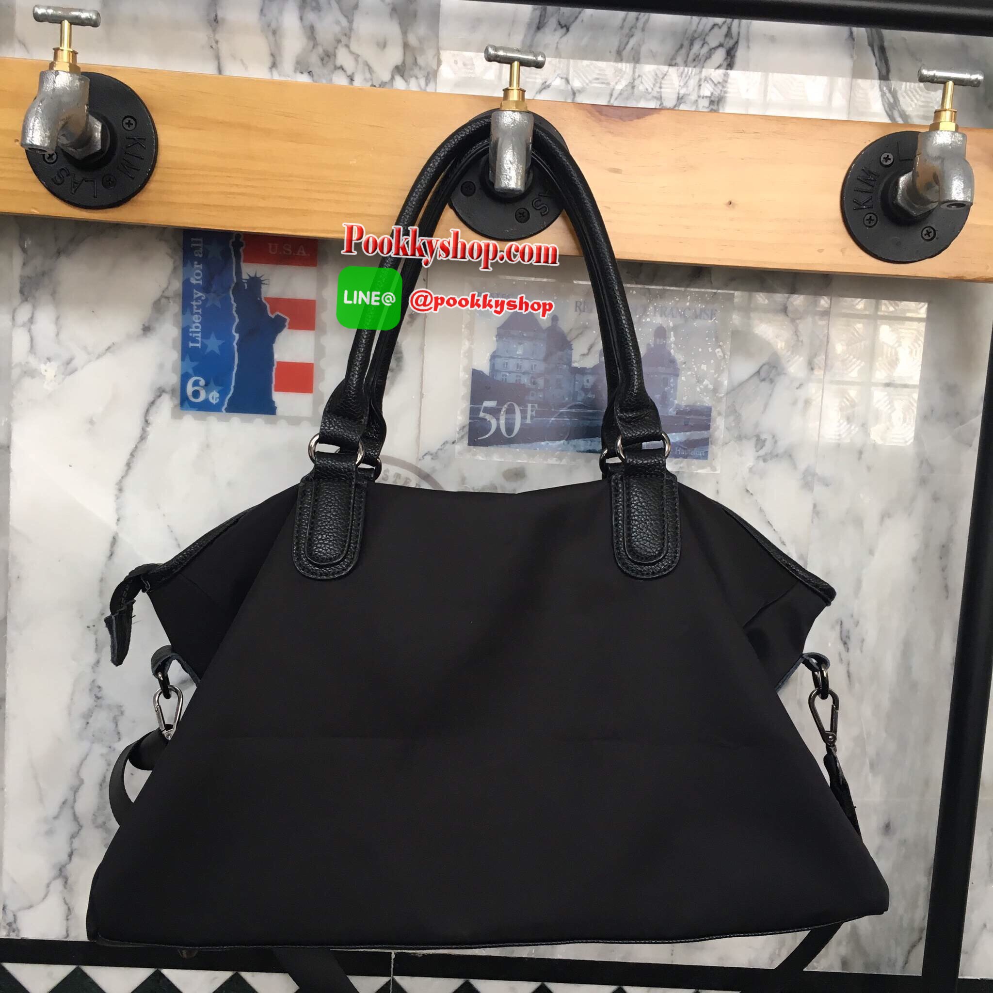 ใหม่ล่าสุด จากแบรนด์Berke กระเป๋าทรงเก๋ ใบใหญ่ ตอบโจทย์ สาวๆที่ของเยอะเลยคะ จุดเด่นที่ตัวกระเป๋าเป็นผ้าไนล่อนมีซับอย่างดี ทำให้ น้ำหนักกระเป๋าเบามากๆ สายจับ และ สายสะพายเป็นหนังนิ่ม ทนทานสุดๆ ภายในมีช่อง แยกเก็บของได้เป็นระเบียบมากๆ คะ ด้านข้างปรับเก็บทรง