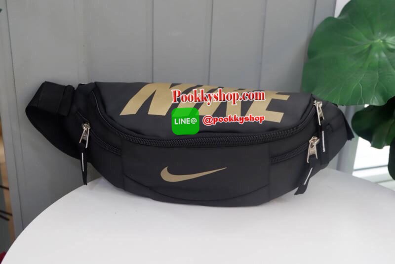 Brand : Nike กระเป๋าคาดเอว สะพายข้างใบใหญ่ เก็บของได้เยอะ ภายนอกมี2 ซิป ภายใน มีซิปเล็กไว้เก็บของ สายสะพายปรับได้ ใส่ได้ทั้งผู้หญิง และ ผู้ชาย