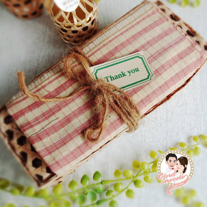 ของรับไหว้ผ้าพันคอทอมือ สีธรรมชาติเนื้อนุ่มใส่ตะกร้าสาน