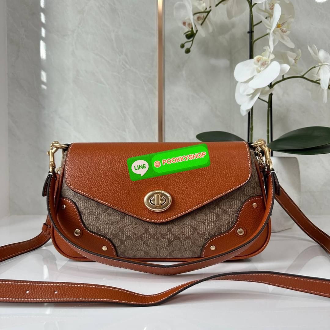 COACH MILLIE SHUOLDER BAG (COACH CE639) กระเป๋าคล้องไหล่และสะพายข้าง วันดุแคนวาส+หนังแท้ เปิด-ปิดกระเป๋าแบบหมุนล็อค ภายในใส่กระเป๋าเงินใบยาว ของจำเป็นอื่นๆได้ มีช่องซิปให้ใส่ของจุกจิก ด้านหลังกระเป๋ามีช่องซิปอีก1ช่อง สายถอดได้ทั้ง2สาย