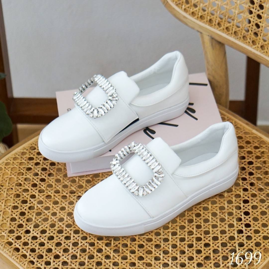 พร้อมส่ง รองเท้าผ้าใบ roger ที่ขายดีมากที่สุด รุ่นนี้ดาราใส่เยอะมาก มีกันเกือบทุกคน งานรองเท้าผ้าใบทรงสวม หนังนิ่ม ตกแต่งดีไซน์หน้าเพชรสุดหรูตามสไตล์ ทรงสวยเว่อร์ บอกเลยว่า เป็นรองเท้าที่ต้องมีมากๆ