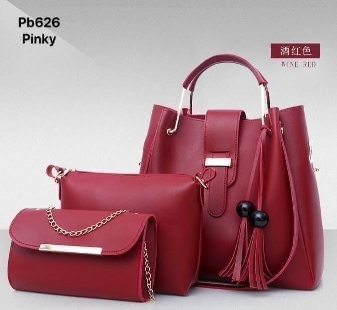 พร้อมส่ง PB626 (ผลิตใหม่งานดีกว่าเดิม) มาแล้วจ้า ครบสี รุ่นขายดีตลอดกาล งานเซตหรู ดูแพง ใบใหญ่ออกแบบสวยเข้ากับทุกชุด ตกแต่งพู่สวยงาม สายยาวติดกับตัวกระเป๋าถอด ไม่ได้ค่ะ ผลิตจากหนัง pu เกรดพรีเมี่ยม คุ้มมากได้ถึง 3 ใบ จัดเซตเข้ากั้นนนเข้ากัน สาวๆรีบจัดเลยจ