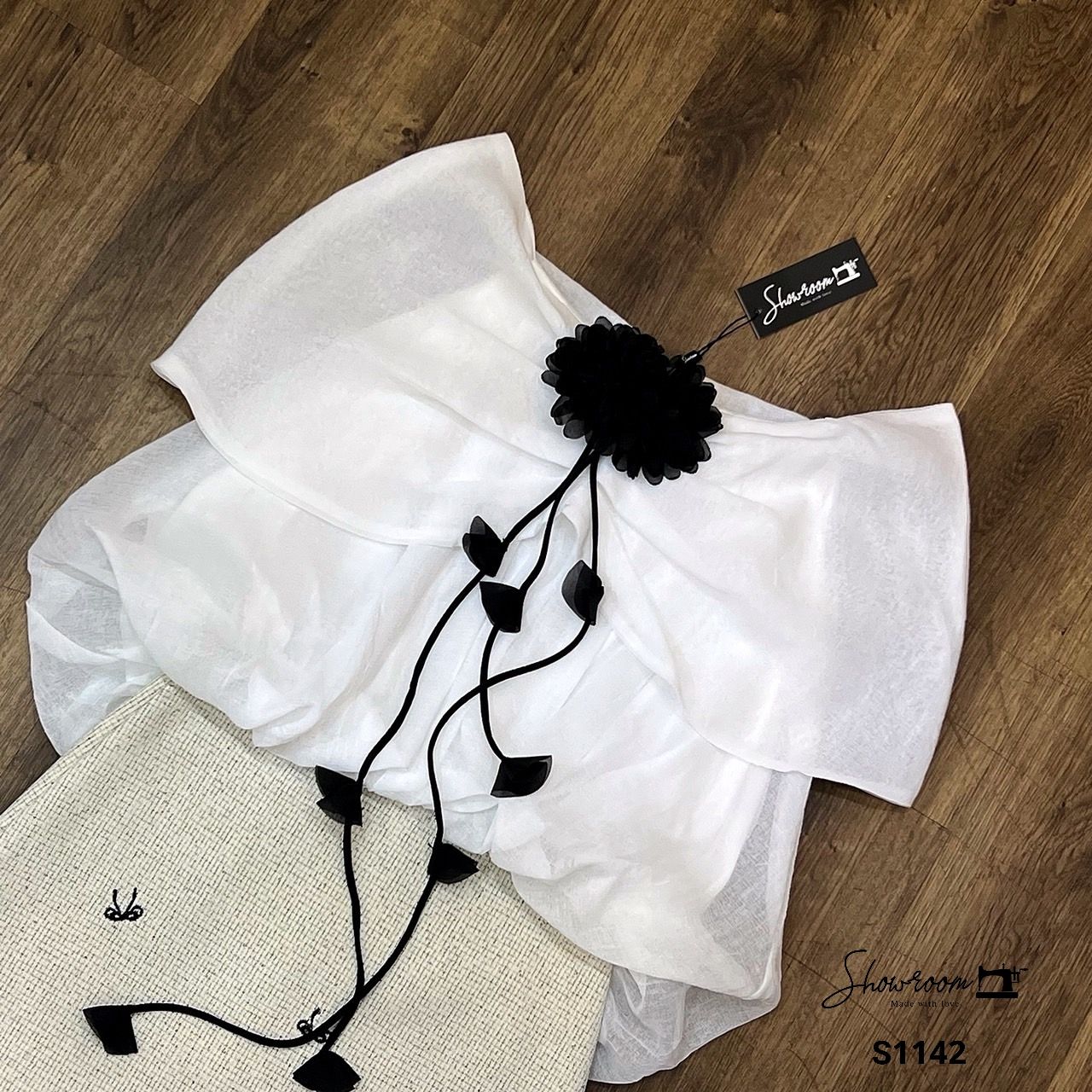 ชุดเซทแฟชั่น เซ็ตเสื้อเกาะทรงบอลลูน มาพร้อม accessories ดอกไม้สีดำประดับชุดดูมีดีเทล