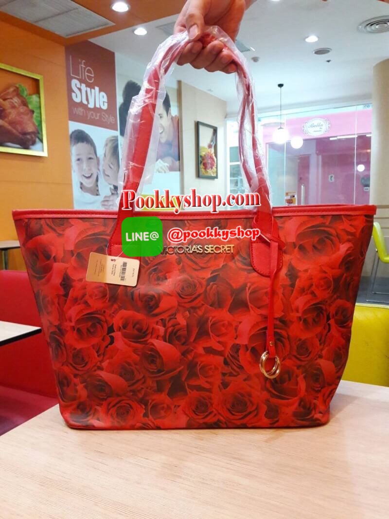 พร้อมส่ง Victoria's Secret Shopping Bag กระเป๋าอเนกประสงค์สุดสวยสะดุดตา วางตั้งได้ ไม่ยุบไม่ย้วย ใส่ของใช้สารพัดในทุกที่ทุกเวลา เปิดปิดง่ายๆด้วยกระดุมแป๊ก ฐานวางตั้งอยู่ทรงมีหมุดรองกระเป๋า พร้อมอักษรแบรนด์สีเงินแวววาวด้วยจ้า