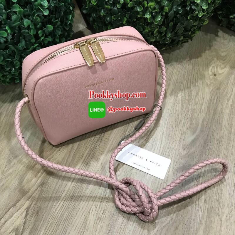 Don’t Miss! NEW ARRIVAL! CHARLES & KEITH SMALL CLASSIC CROSSBODY BAG กระเป๋าสะพายทรงเหลี่ยมรุ่นชนช็อปขนาดกำลังดีหนังสวยอยู่ทรงมีเทคเจอร์ เปิดปิดด้วยซิปหัวซิปแบรนด์ สามารถใส่ iphone ของใช้ได้เยอะมาพร้อมสายสะพายหนังถัก Crossbody ได้ เป็นอีกหนึ่งรุ่น Best Se