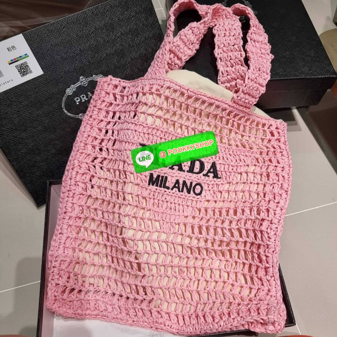 PRADA RAFFIA TOTE BAG สวยไม่ซ้ำใคร สไตล์บีช เหมาะมากกับการสะพายไปเที่ยวทะเล หรือจะใช้ในวันสบายๆก็ตอบโจทย์ กับกระเป๋าสะพายสานใบใหญ่ ตัวกระเป๋าเป็นวัสดุสังเคราห์จากธรรมชาติ สานทอเต็มใบออกมาเป็นลวดลายสวยงาม มีกระเป๋าซับในให้ สำหรับใส่ของเป็นสัดส่วน และรูดปาก
