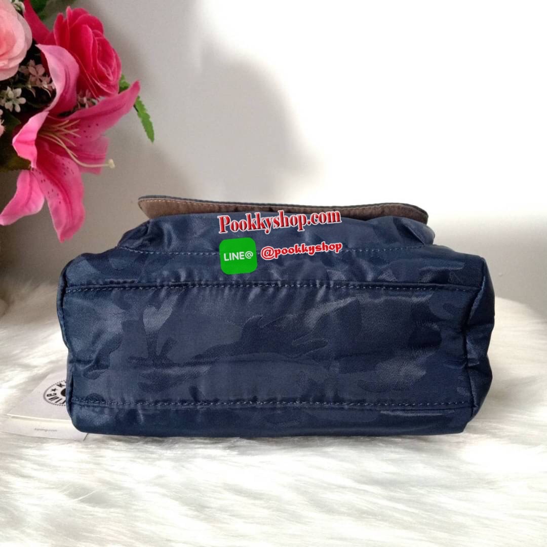 Kipling Brynne handbag & shoulder bag กระเป๋าถือหรือสะพายข้าง รุ่นใหม่จาก Kipling รูปทรงโค้งมนสวย พร้อมสายสะพายแบบคล้องแขนและสายสะพายยาว สามารถใช้งานได้ทั้ง 2 แบบ ด้านหน้ามีช่องใส่ของใช้จุกจิก ด้านในช่องโล่งกว้าง มีซิปข้างและช่องใส่ของแยกอีกฝั่ง เหมาะกับก