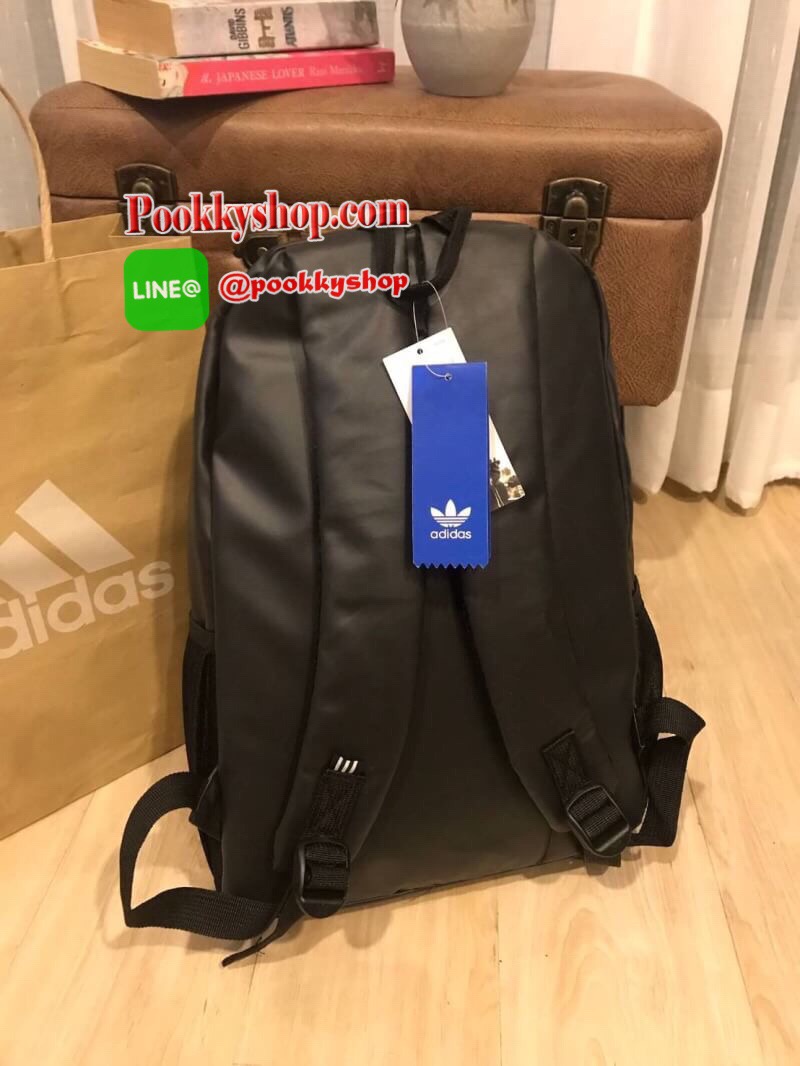 Adidas Originals 3D Backpack กระเป๋าสะพายหลัง 3D ลุคสุดล้ำของกระเป๋าสะพายหลัง ที่มาพร้อมช่องกระเป๋าซิปและลายพิมพ์สามมิติแบบอสมมาตร ดูดีมีสไตล์ด้วยการใช้วัสดุเลียนแบบหนังที่ทันสมัย ให้คุณมีพื้นที่มากขึ้นในการจัดเก็บ ด้วยช่องกระเป๋าด้านในหลายช่องสำหรับเก็บโ