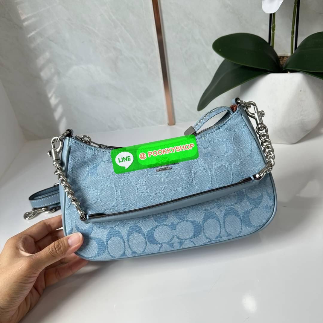 COACH TERI SHOULDER BAG IN SIGNATURE CHAMBRAY ( CH139) กระเป๋าทรงพอช ดีไซน์สุดหรูวัสดุผ้า jacquard ทอลายแบรนด์ ซับในผ้า มาพร้อมสายสะพาย 2 เส้นสามารถถอดได้ เปิด-ปิดด้วยซิป ด้านในช่องโล่งกว้างมีช่องใส่บัตรเครดิต 2 ช่อง ใส่โทรศัพท์มือถือได้ทุกรุ่น ใส่กระเป๋า