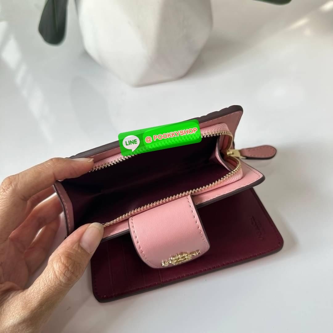 Coach Medium Corner Zip Wallet With Signature Leather 🔖กระเป๋าตังใบกลาง คอลเลคชั่นใหม่ หนังนิ่ม ลายC นูน สวยมาก 🔖วัสดุ: หนังแท้ 🔖เปิด - ปิดแบบกระดุม มีช่องใส่แบงค์ ใส่ธนบัตรได้ทุกชนิด ช่องใส่บัตร ใส่เหรียญ