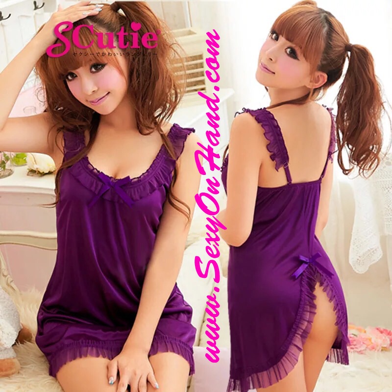 ชุดนอน เซ็กซี่ ซาติน สายเดี่ยว สีม่วง แต่งระบายขอบและชายกระโปรงด้วยชีฟอง ซ่อนความเปรี้ยวจี๊ดส์ เข็ดฟัน ที่ชายกระโปรงเว้าสั้นแต่งริบบิ้นด้านหลัง แบบหวานซ่อนเปรี้ยวมากมายจร้า +G string เข้าชุดคะ