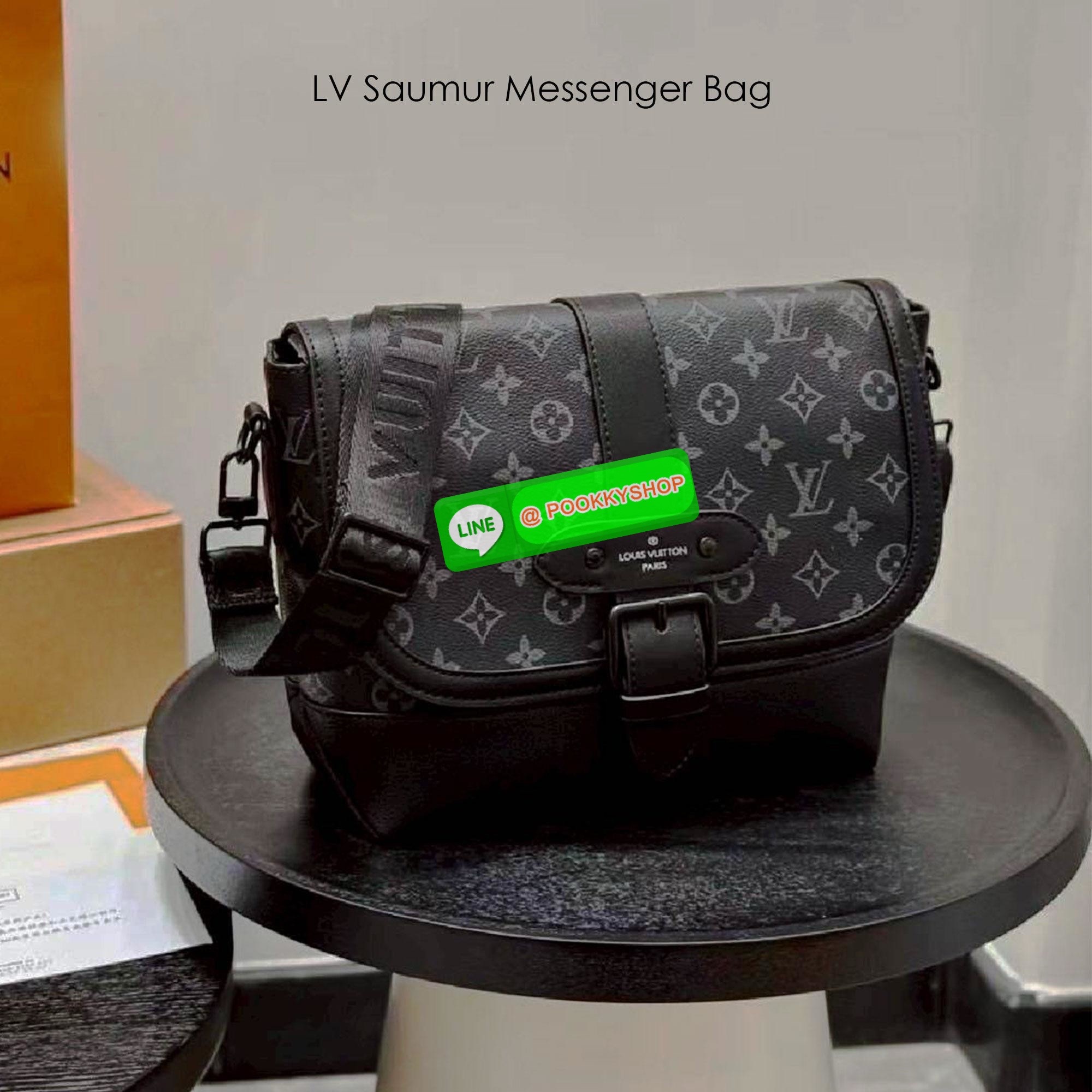 LV Saumur Messenger Bag Monogram Eclipse Canvas Bag กระเป๋าสะพายทรงแมสเซ็นเจอร์ ดีไซน์ทันสมัย คอลเลคชั่นสุดหล่อ ดีไซน์คลาสสิคแฝงดีเทลความหรู ที่ทำให้หนุ่มๆใช้ได้ไม่มีเบื่อ เปิด-ปิดกระดุมแม่เหล็ก ใช้งานง่ายและสะดวก ภายในโล่งกว้างมากๆ มีช่องย่อยแบ่งสัดส่วน