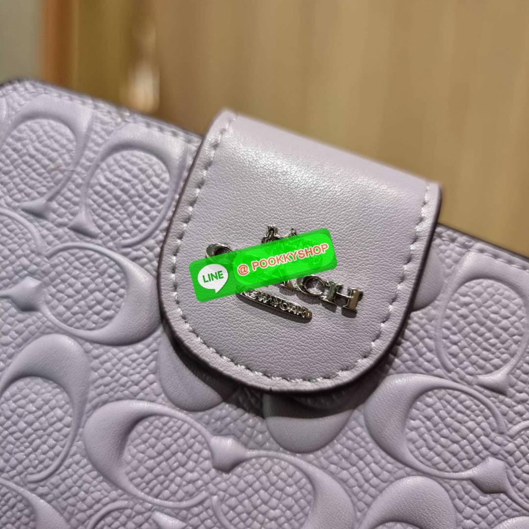 COACH C5896 MEDIUM CORNER ZIP WALLET IN SIGNATURE LEATHER คอลเลคชั่นใหม่งานหรู งานดูแพง จัดให้เลย!! กระเป๋าสตางค์ใบกลาง ดีไซน์ใหม่ สุดหรู แค่เห็นก็ต้องเลิฟ ถือใช้ขับผิวทุกสี วัสดุหนังแท้ปั๊มลายนูนสวยคม ภายในมีช่องใส่บัตร ใส่ธนบัตรได้ครบ และมีช่องซิปแยก ใบ