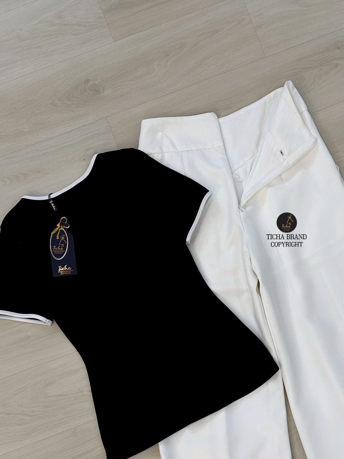 ชุดเซทแฟชั่น เสื้อยืด+กางเกงขายาว เสื้อแขนสั้นสีดำคอกลมแต่งกุ้นขอบคอ