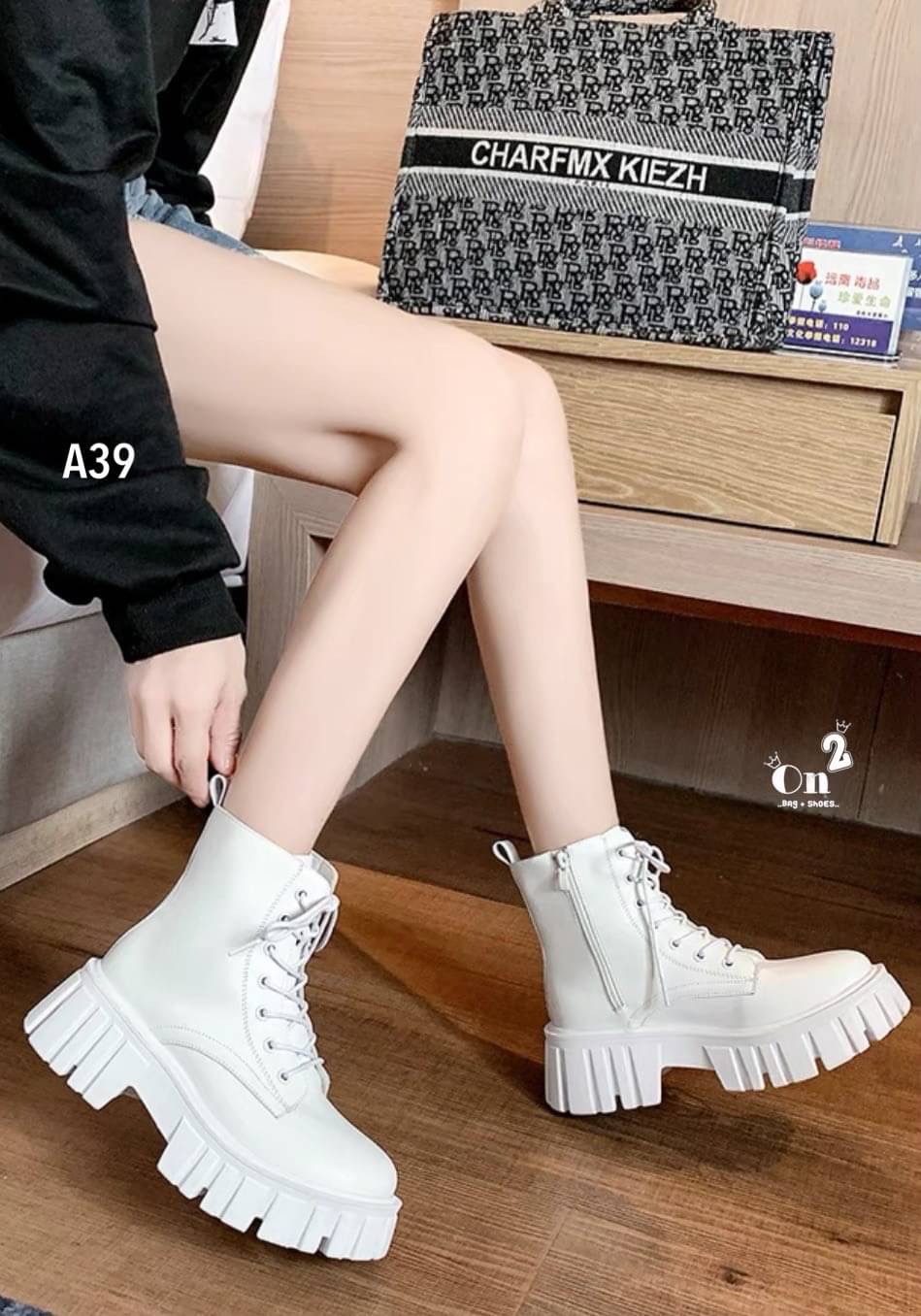 ลุคสนามบินออกบ้านทั้งทีรองเท้าต้องไม่ธรรมดาคร่า บูทเที่ยวเขา แค้มป์ปิ้งเดินป่า เช็คอินรีสอท หรือคาแฟ่สวยๆฟิวเมืองนอกเกร๋ๆ ถ่ายรูปสวยมากกและที่สำคัญบูทคู่นี้สวยแมทช์กับชุดได้ง่ายมากๆค่ะ