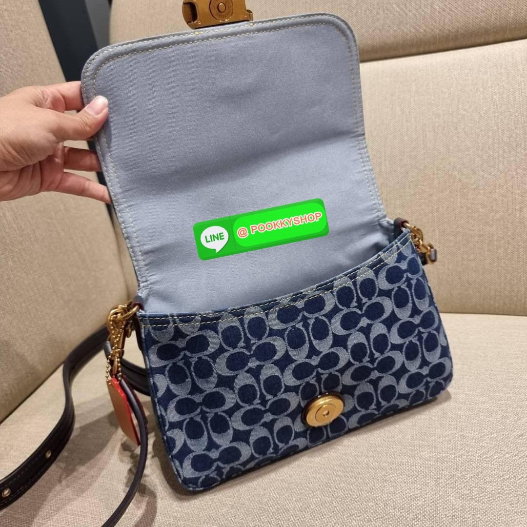 COACH CA105 SOFT TABBY SHOULDER BAG IN SIGNATURE DENIM ใหม่ล่าสุด กระเป๋าสะพายไหล่/สะพายข้าง ดีไซน์วินเทจย้อนยุค สวยคมชัด ด้วยดีไซน์สีเดนิม ให้ดูคลาสสิคมากขึ้น วัสดุผ้าเดนิมลายซิกเนเจอร์ น้ำหนักเบา เปิด-ปิดด้วยฝาปิดแม่เหล็ก ด้านหลังมีช่องซิป ภายในเป็นช่อง
