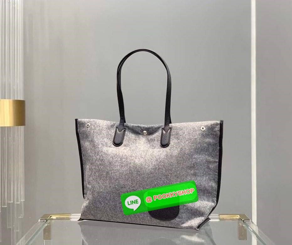 LongChamp Roseau Essential Shoppimg Bag L กระเป๋าTote วัสดุผ้าขนสัตว์ ซับในผ้าฝ้ายที่จับด้านบนหนังวัว กระเป๋าสะพายใบนี้มีขนาดพอเหมาะ กว้างพอที่จะใส่เอกสารทั้งหมดของคุณและจะไปกับคุณตลอดทั้งวัน! น้ำหนักเบา ปิดด้วย ระบบยึดสแน็ปอิน หรูหรา เหนือกาลเวลา และเปี่