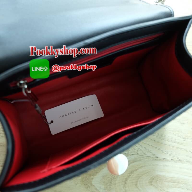 Charles & Keith Stud-Detail Clutch กระเป๋าสะพาย สะพายได้ทั้งแบบสายคู่และสายเดี่ยวเลยค่ะ ด้านหน้าตกแต่งด้วยหมุดโลหะ เปิด - ปิดกระเป๋าด้วยตัวเปิดล็อค ภายในโล่งมีช่องซิป 1 ช่อง ช่องใส่ของ 1 ช่อง ด้านหลังมีช่องใส่บัตรอีก 1 ช่อง