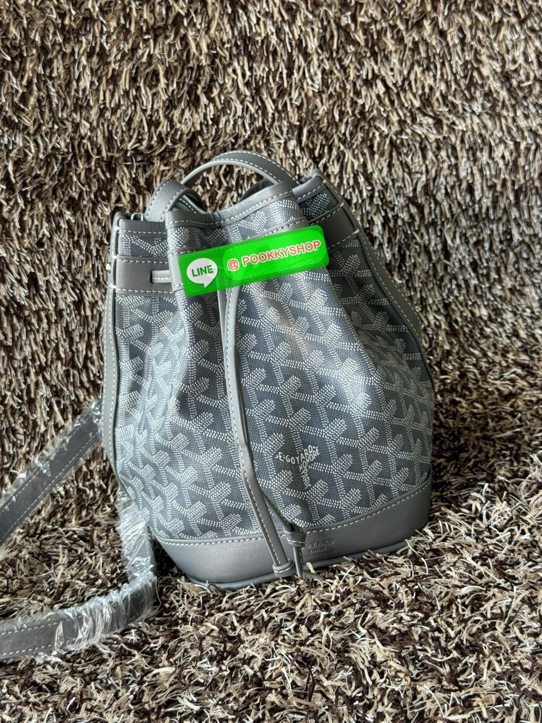 GOYARD PETIT FLOT BUCKET BAG กระเป๋าทรงถังรุ่น Petit Flot เป็น re-issue ของรุ่นดั้งเดิม ด้วยรูปทรงที่ถูกออกแบบมาอย่างสวยงาม ลงตัว เข้ากับทุกการแต่งตัว รวมถึงทันกระแสแฟชั่นทุกยุคทุกสมัย ภายในกว้างจึงสามารถบรรจุสิ่งของได้เยอะจุใจและเก็บของต่าง ๆ ได้อย่างปลอ