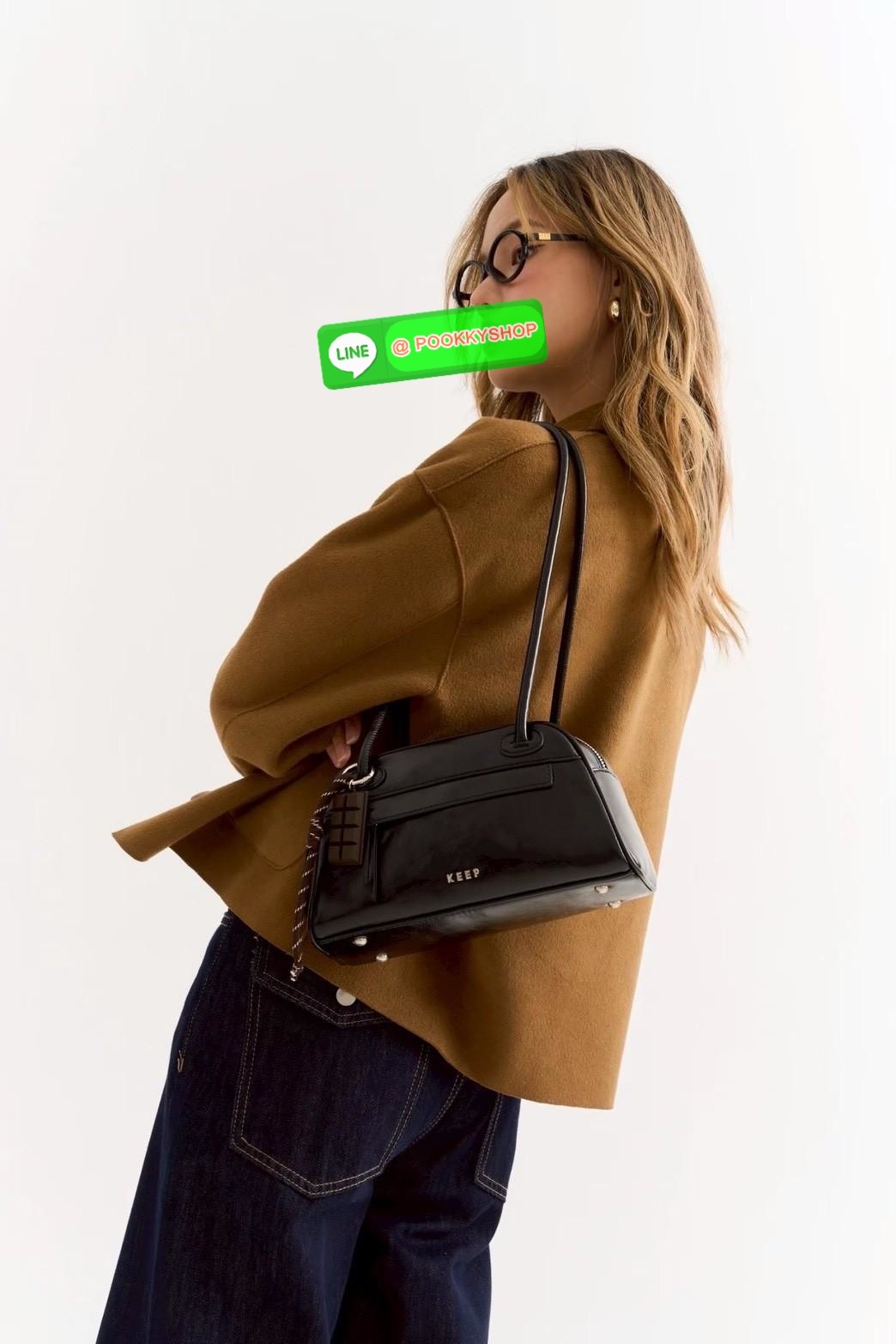 🌙 NEW IN — KEEP “Moonlight” Bowling Bag สไตล์มินิมอล เรียบแต่ดูแพง สะพายได้ทุกลุค ทุกโอกาส ✨ 👜 ดีไซน์ทรง Bowling สุดคลาสสิก ที่ทั้งใช้งานง่ายและมีโครงสวยตั้งทรง ทำจาก หนังสังเคราะห์ไมโครไฟเบอร์ Smooth Nano Oily สัมผัสเรียบเนียน น้ำห