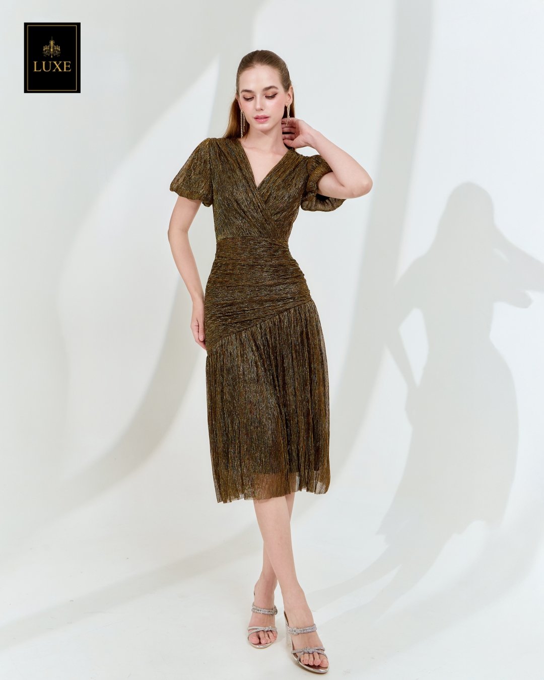 เดรสแฟชั่น เดรสเสื้อคอป้าย แขนบอลลูน กระโปรงเฉลียงทรงเข้ารูป ต่อจีบรูด