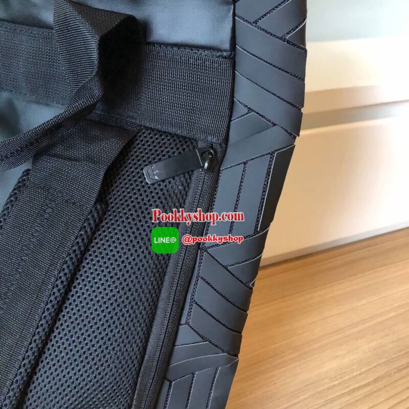 ADIDAS ORIGINAL 3D BACKPACK 2019 ความสปอร์ตซ่อนเท่ ด้วยลวดลาย 3D เก็บหมดทุกเม็ดทั้ง Tablet และ Gadgets การออกแบบกระเป๋าเป็นเหมือนถุงทรงสูง ปากกระเป๋าเปิดปิดด้วยซิปสะดวกใช้ ด้านล่างเป็น polyurethane กันน้ำ หูจับด้วยบนจะถือเป็น totebag ก็ดูดี ด้านหลังเป็นสา
