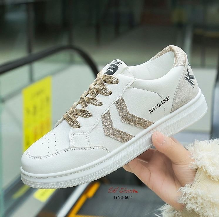 สินค้าพร้อมส่ง รองเท้าผ้าใบแฟชั่นนำเข้า วัสดุหนัง PU ดีไซน์ด้านข้างประดับแถบสีกริตเตอร์ แบบสวม ใส่ง่าย งานดี น้ำหนักเบาค่ะ