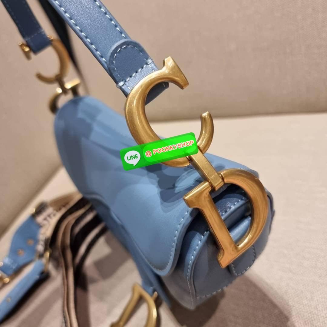 CD SADDLE BAG CALFSKIN กระเป๋าสะพายข้างพรีเมี่ยมกิ๊ฟ ทรงสวยไม่ซ้ำใคร กิมมิคในตัว ดูแพง ไซส์ใหญ่ ดีไซน์ย้อนยุค เป็นเอกลักษณ์สวยทุกแบบ เปิด-ปิดด้วยกระดุมแม่เหล็กซ่อน ใช้งานง่ายมากๆ ภายในเป็นช่องโล่ง มีช่องซิป วัสดุหนังลูกวัวฟอกสี ใส่ของสำคัญได้เลย หมดห่วง ม