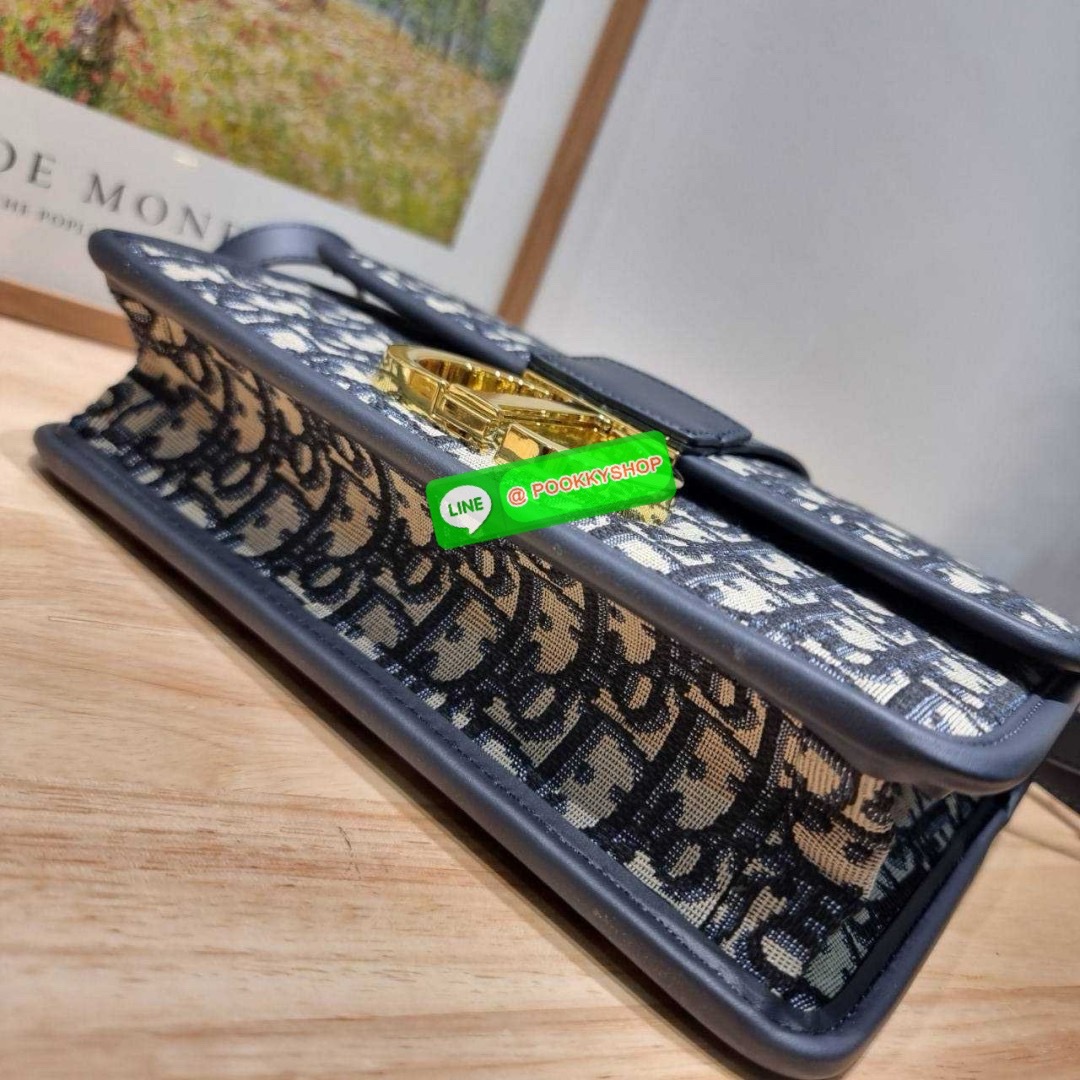 CD 30 MONTAIGNE BAG 🔆 Details กระเป๋าสะพายข้างสุดฮอต จากเคาน์เตอร์ dutyfree ที่สาวๆต้องไม่พลาด ทรงสวยมีกิมมิคในตัว ดูแพง ดีไซน์ย้อนยุคเป็นเอกลักษณ์ เปิด-ปิดด้วยอะไหล่กดล็อคแน่นหนา ใช้งานง่าย ด้านหลังมีช่องใส่ของจุกจิกได้ ภายในเป็นช่องโล่ง ใส่ของสำ