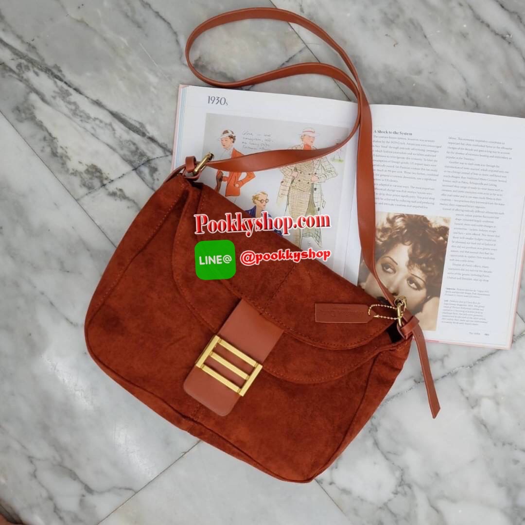 รุ่นใหม่ สวยมาก ทรง Cross body รูปแบบสวย จากแบรนด์ Massimo dutti บอกเลยใบนี้ ของจริงสวยคะ ดีต่อใจ ใครชอบทรงนี้ห้ามพลาดเลยน๊า มาไม่เยอะ😁❤️ ผ้ากำมะหยี่ เนื้อดี อะไหล่ทองมีช่องแบ่งเก็บของได้คุ้ม เป็นสัดส่วน น้ำหนักเบา จุของได้คุ้มคะ มีสายยาวให