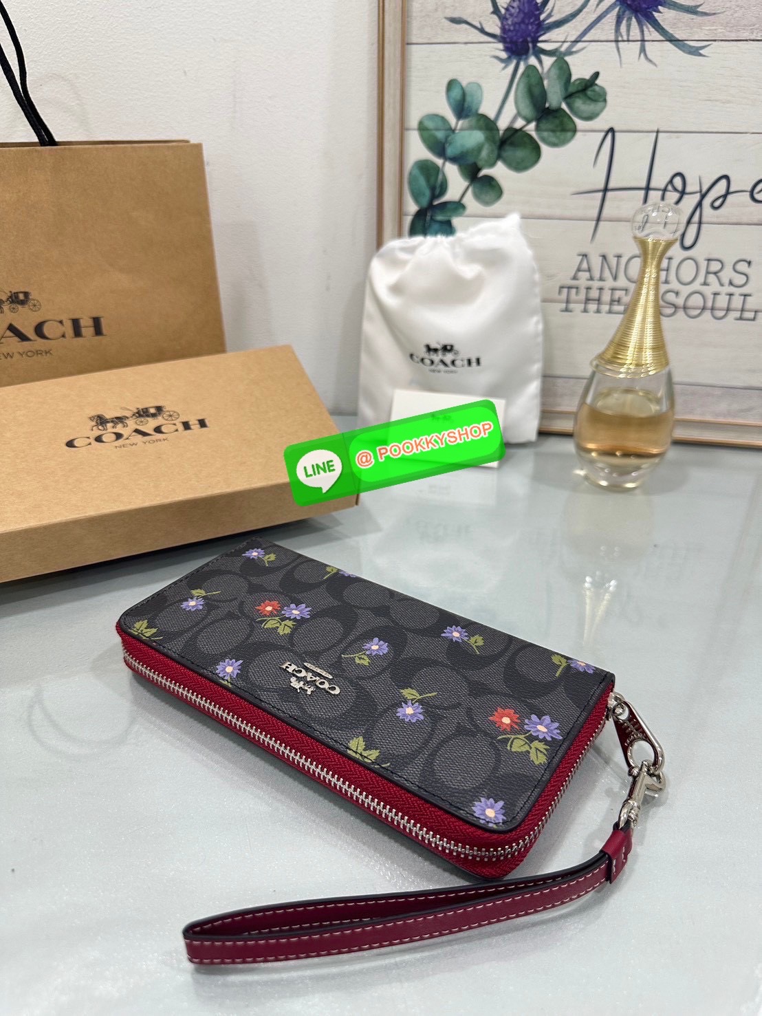 🌼 COACH LONG ZIP WALLET IN SIGNATURE CANVAS WITH COUNTRY FLORAL 🌼 ดีไซน์: ลายซิกเนเจอร์พื้นสีดำเทา เรียบหรูคลาสสิก แต่งลายดอกไม้ป่าโทนม่วง-แดงเล็กน่ารักแบบ country girl style! ขอบกระเป๋าตัดด้วยหนังสีแดงเบอร์กันดี เพิ่มเสน่ห์ให้ดูโดดเด่นแบบ