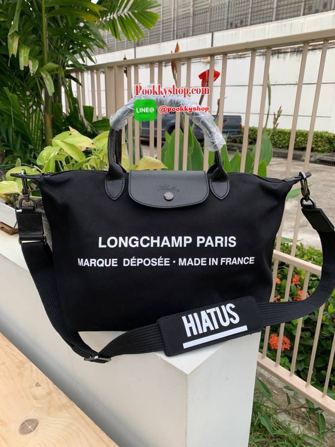 Longchamp by shayne oliver top handle Bag L อีกหนึ่งคอลเลคชั่นแบบลิมิเตทที่ออกแบบโดย Shayne Oliver นักดีไซน์เนอร์ชื่อดังระดับโลก ด้วยรูปทรงกระเป๋าที่ออกแบมาเพือใช้ได้ในชีวิตประจำวัน เน้นความเรียบหรู และง่ายต่อการถือและสะพายอย่างคล่องตัว ใส่สิ่งของได้เยอะส