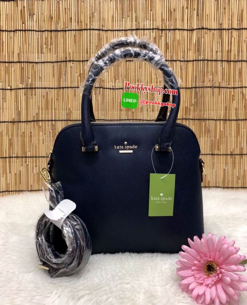 Kate Spade New York Saffiano Bag กระเป๋าถือหรือสะพายข้าง ลายหนังซาฟเฟียโน่ ทรงโดมสวย ด้านหน้ามีอะไหล่แบรนด์ เปิดปิดกระเป๋าด้วยซิป ภายในโล่งกว้าง ใส่ของจุทีเดียวค่ะ มีช่องซิปและช่องเล้กให้ใส่ของจุกจิกค่ะ มาพร้อมสายยาวถอดออกได้ปรับระดับได้มาด้วยนะค่ะ....รุ่
