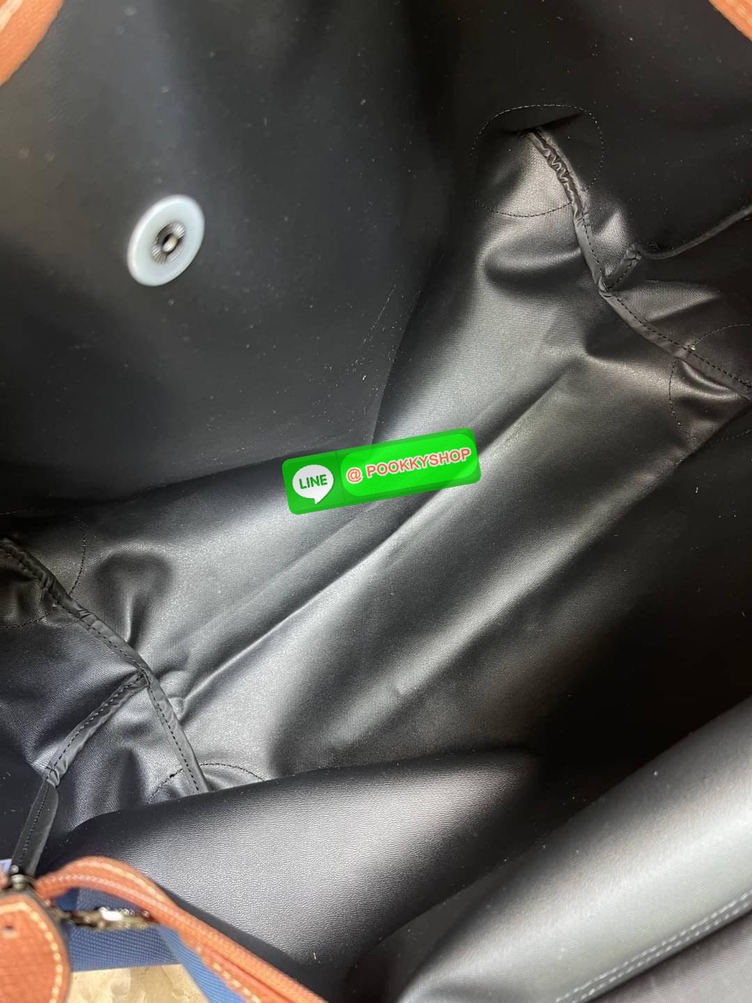 💕 LONGCHAMP BOXFORD TRAVEL BAG L กระเป๋าเดินทางขนาดใหญ่ มาพร้อมสายสะพายที่สามารถถอดได้ ให้คุณเลือกสะพายไหล่หรือถือได้ มีซิปรูดเปิดปิดกระเป๋าที่ให้คุณมั่นใจได้ว่าคุณจัดเก็บไอเท็มของคุณได้อย่างมิดชิด บ็อคฟอร์ด (BOXFORD) สะท้อนความเป็นเอกลักษณ์ของแบร