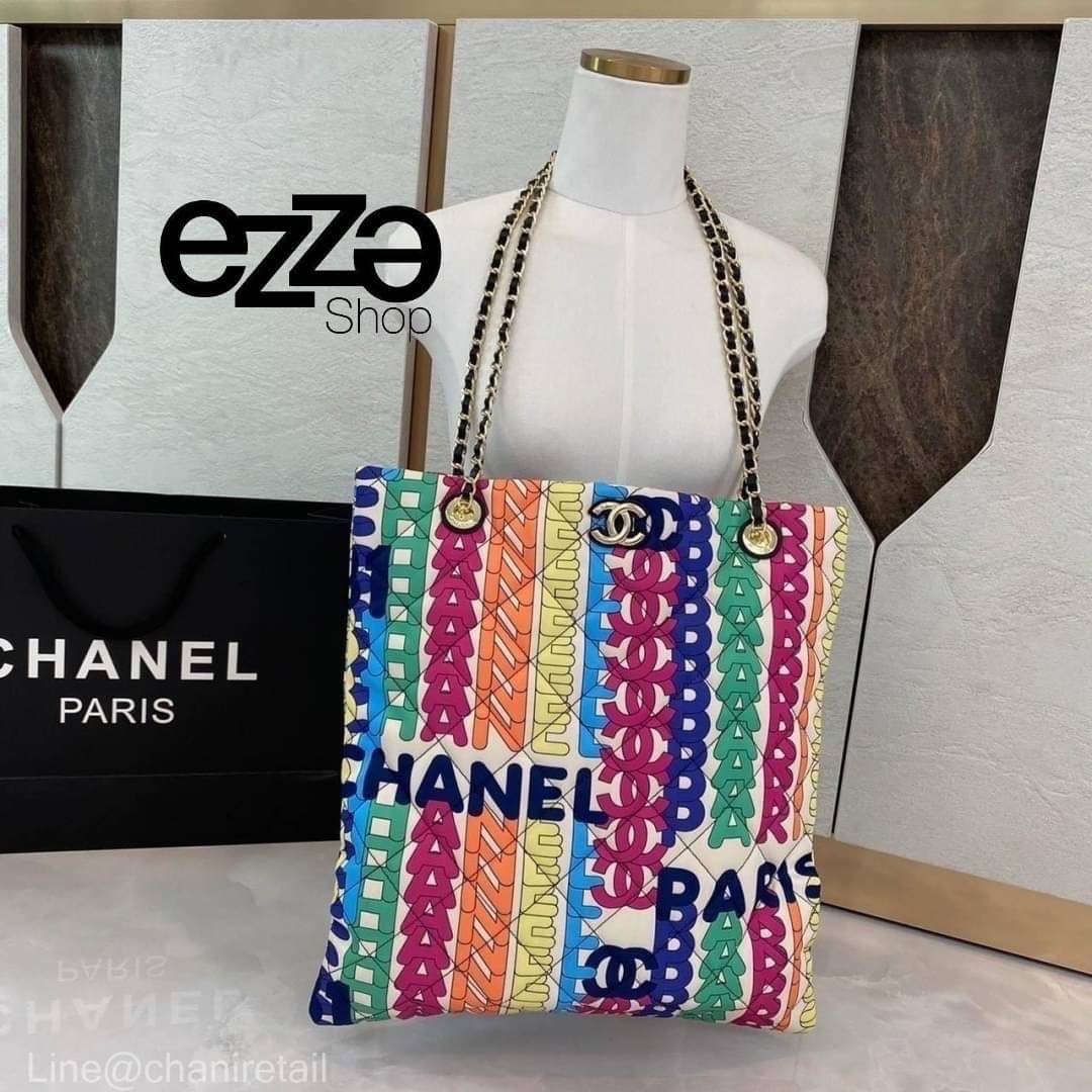 CHANEL FLAP BAG PRINT FABRIC & GOLD TONE METAL ss22 งานสวยชนช็อป ว๊าววววสุดๆ กับกระเป๋าผ้าแต่งอะไหล่ทองปั้มlogo ทุกจุด ลายlogo multicolors งานสวยมากไฮเอ็นสุดๆ จุของได้เยอะมาก มีซิบด้านใน ห้ามพลาดเลยน้าสาวๆ Must have!!!! มันเป๊ะทุกจุดจริงๆ