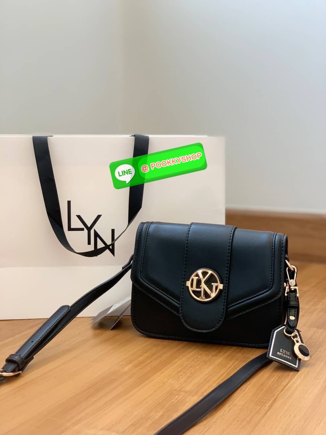 LYN กระเป๋าทรงน่ารักปุ๊กปิ๊ก สายสะพายหนัง เปิดปิดด้วยกระดุมแม่เหล็ก ฐานกว้างใส่ของได้เยอะ