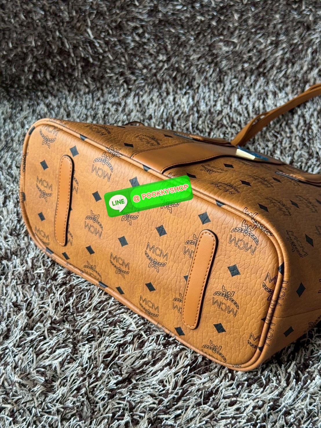 Mcm Liz Reversible Shopper in Visetos ขึ้นชื่อว่าเป็นกระเป๋าช็อปเปอร์ แน่นอนว่า จะต้องเหมาะสำหรับสาว ๆ ที่ชอบพกสัมภาระเยอะ ซึ่งรุ่นนี้ไม่ใช่แค่เพียงให้พื้นที่จุของกว้างขวางเท่านั้น แต่ยังออกแบบดีไซน์และรูปทรงให้มีความยืดหยุ่น มีหูรูดด้านข้างที่สามารถปรับร