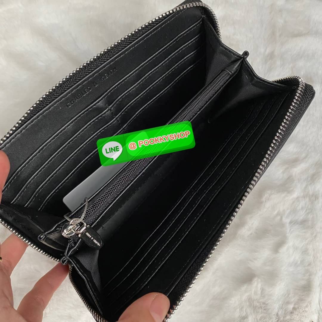 CHARLES & KEITH LONG ZIP AROUND WALLET กระเป๋าเงินใบยาวซิปรอบถูกหลังฮวงจุ้ย คอลเลคชั่นสีสุภาพหนังปั๊มลายคาเวียร์ทั้งใบ น้ำหนักเบา ด้านในกระเป๋าแบ่งเป็น 3 ช่องใหญ่ มีช่องซิปใส่เหรียญตรงกลาง จุการ์ด 12 ช่อง สามารถใส่ธนบัตรได้ตามยาวอีก 2 ช่อง มาพร้อมกล่องและ