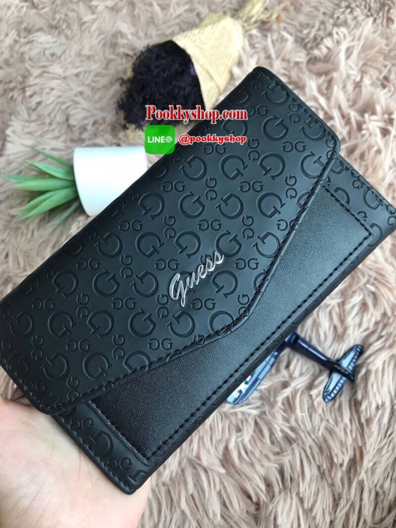 Guess Flap Over Wallet กระเป๋าสตางค์ขนาดกลางแบบ3พับ เปิดปิดด้วยกระดุม ภายในมีช่องเสียบการด์ ใส่รูป ใส่ธนบัตร และช่องซิปใส่เหรียญด้านหลัง วัสดุหนังPU แบบLogo printสั้งด้านหน้าและด้านหลัง มีดีเทลด้านหน้าคล้ายซองจดหมาย น่ารักอีกสไตล์หนึ่งจาก Guessเลยคร้า!!