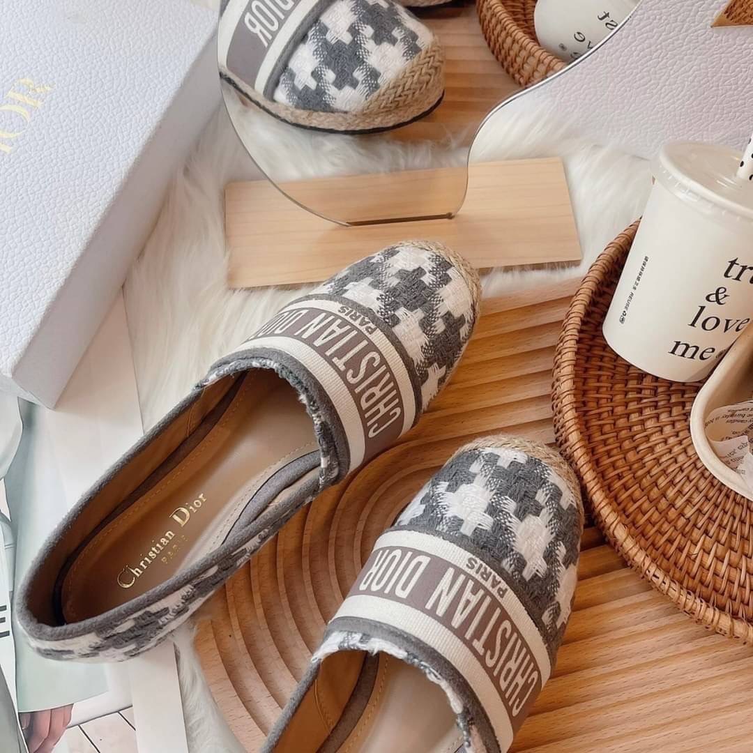 งานเข้าใหม่ พร้อมส่ง แบบใหม่ เพิ่งเข้า สลิปออนงานปอ Dior ลายใหม่ ชิโนริ ลายผ้าน่ารักมาก งานดี ปั้มแบรนด์