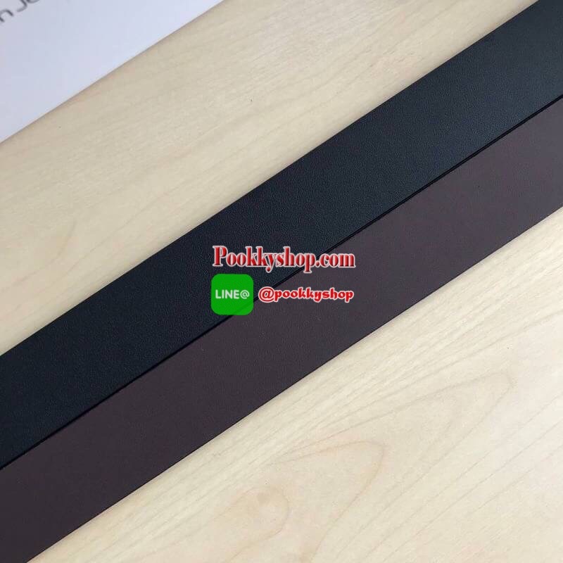 Calvin Klein Leather Belt & Wallet Set Setกระเป๋าสตางค์+เข็มขัด กระเป๋าสตางค์ด้านหน้าตกแต่งด้วยโลหะโลโก้แบรนด์ มีช่องใส่บัตร ช่องใส่ธนบัตร 2 ช่อง เข็มขัดหนังแท้ปั๊มแบรนด์ สามารถสลับใช้ได้ทั้ง 2 ด้าน เข็มขัดปรับระดับได้ 5 ระดับ มาพร้อมที่เจาะรูจ้า