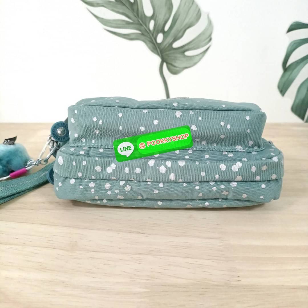 KIPLING Monkey program Seoul up clutch & sling bag รุ่น 2 ซิป (ขนาด 7 นิ้ว) กระเป๋าคล้องมือ หรือ สะพายข้าง ขนาดเล็ก วัสดุ Nylon & Polyester 100% ใช้งานได้ 2 รูปแบบ มีสายสลับเปลี่ยนได้ทั้งแบบคล้องมือ และ สะพายข้าง ตามโอกาสการใช้งาน